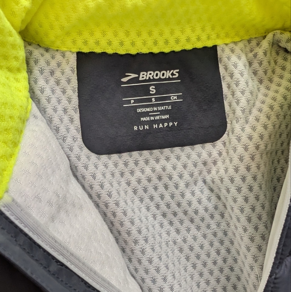 Brooks Run Visible Insulated Vest - Picture 2 of 4